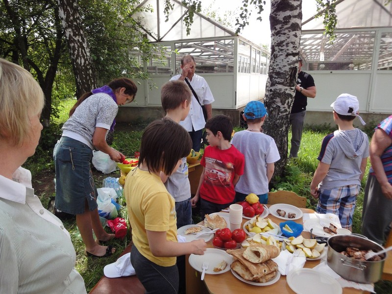 Молодежный актив "Одигитриевцы" с Пасхальным визитом посетил детский дом "Благо"